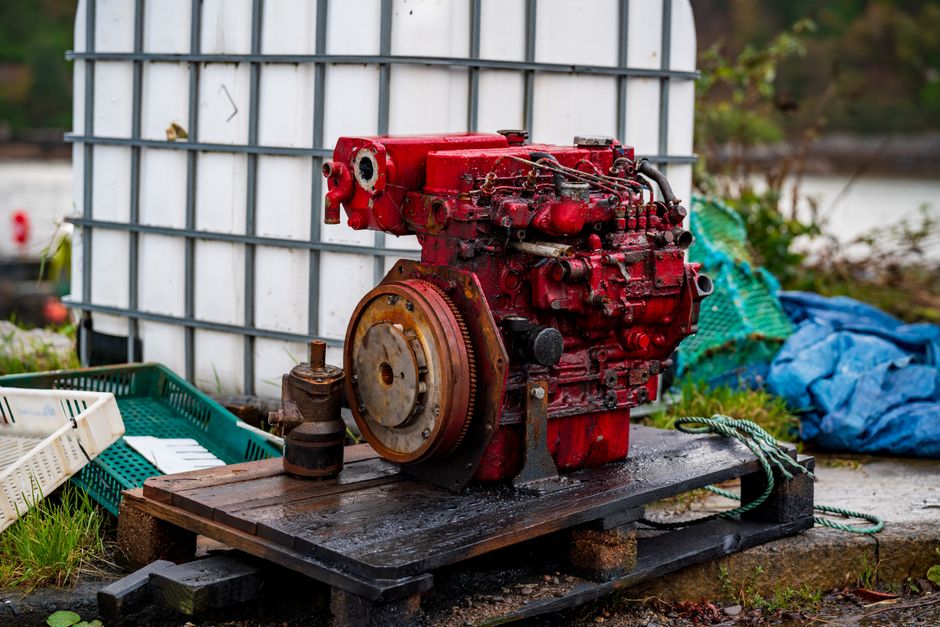 Moteur diesel déposé sur palette avant remise en état