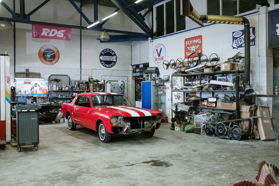 Atelier de garage automobile avec établis et outillage