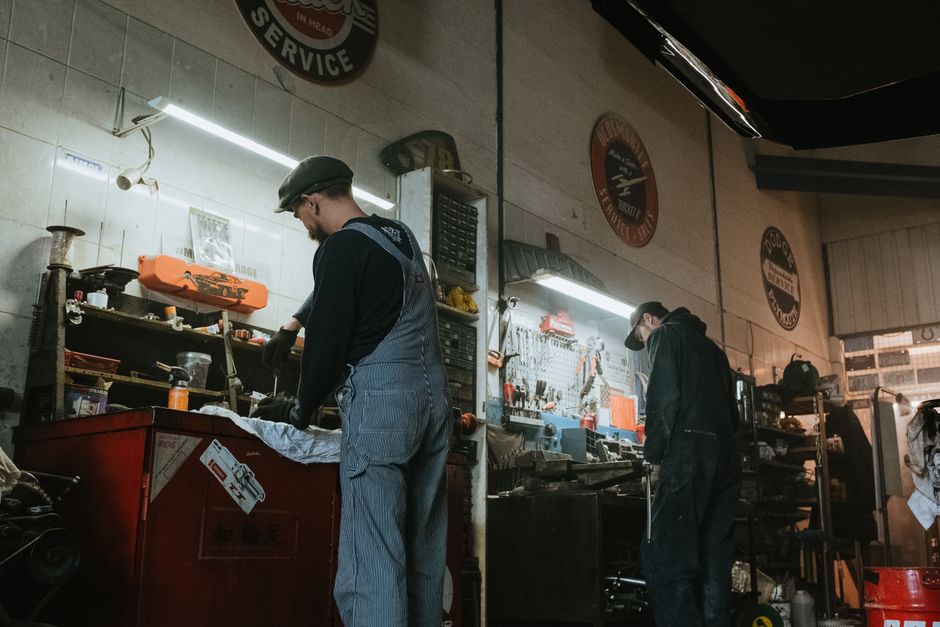 Deux mécaniciens au travail dans l'atelier du garage