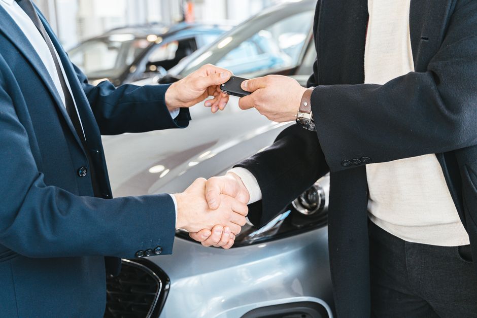 Remise des clés d'un véhicule à un client