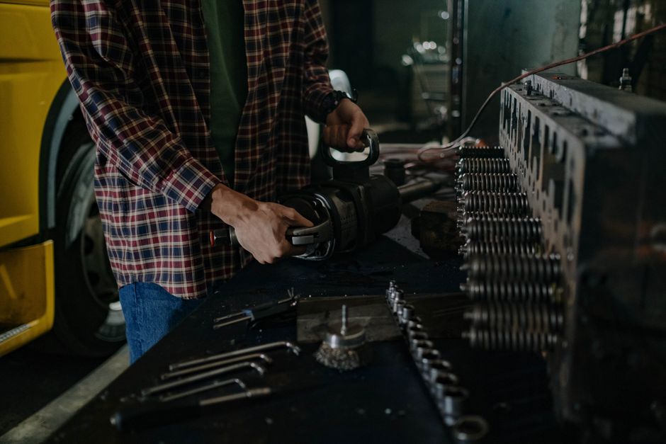 Technicien au travail sur un établi de l'atelier diesel