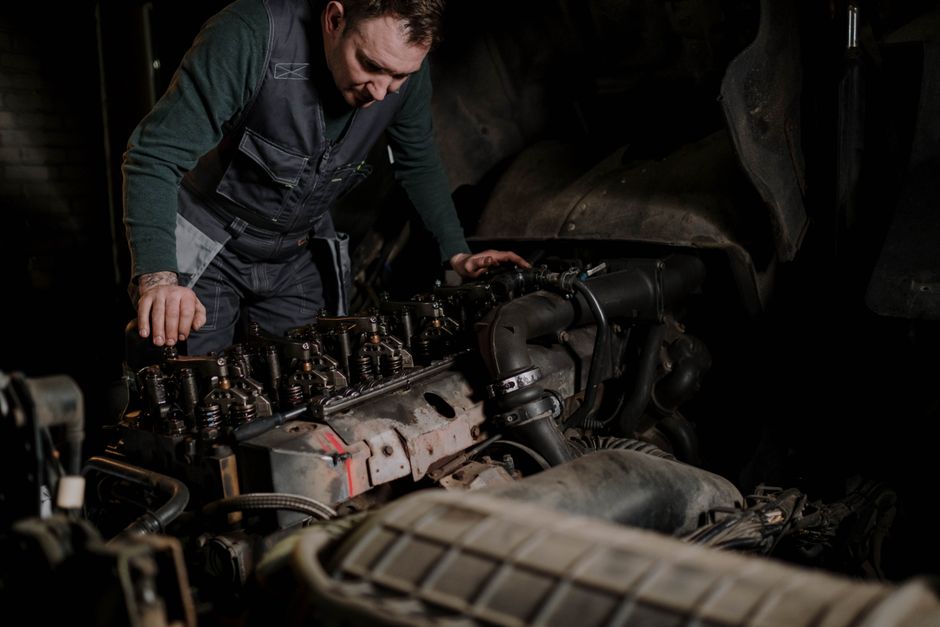 Mécanicien diéséliste penché sur un moteur diesel en atelier
