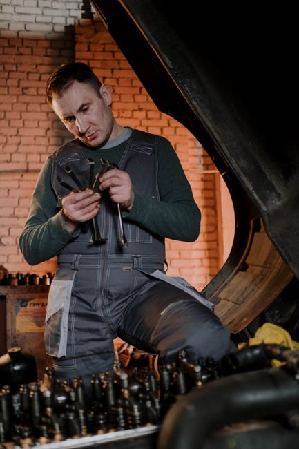 Mécanicien diéséliste préparant ses outils devant un moteur diesel