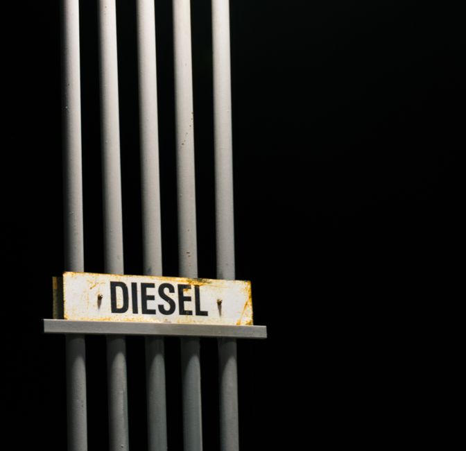 Plaque « DIESEL » fixée sur des conduites métalliques