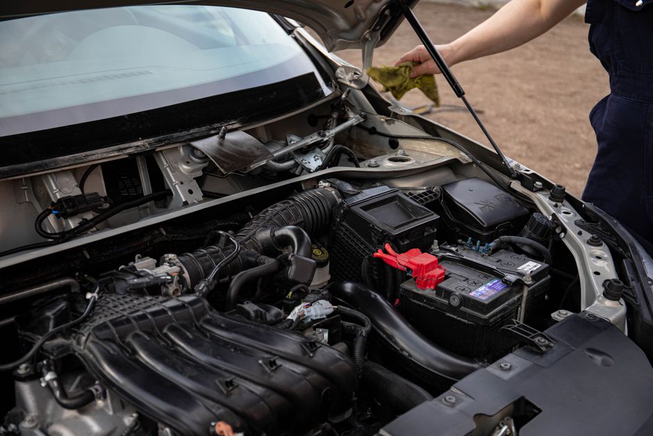 Compartiment moteur ouvert avec batterie lors d'un entretien