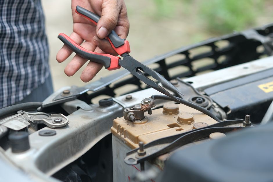 Contrôle d'une borne de batterie automobile à la pince
